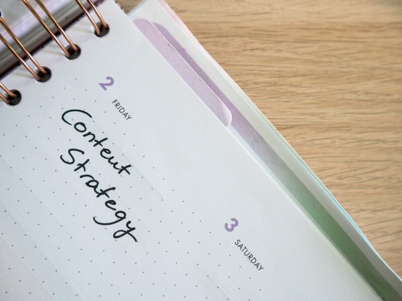 Notitieblok met de handgeschreven woorden Content Strategy